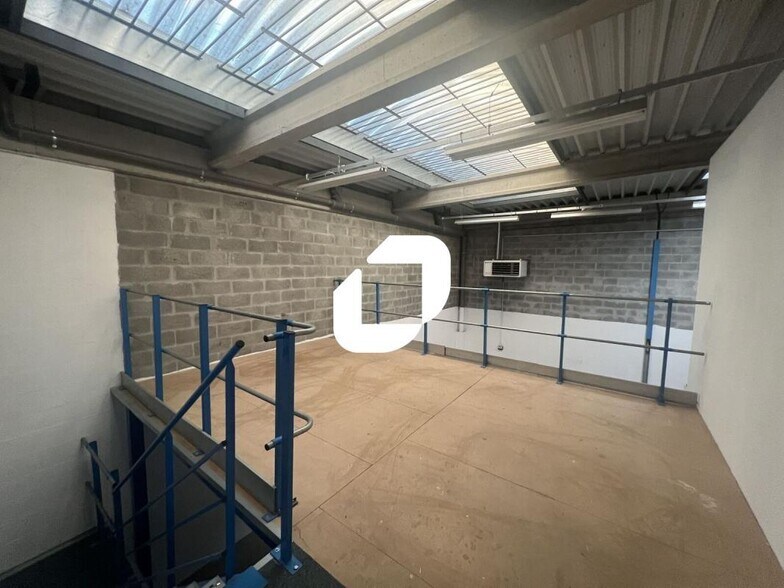 Light Industrial in Moissy-Cramayel to rent - Interior Photo - Image 3 of 12