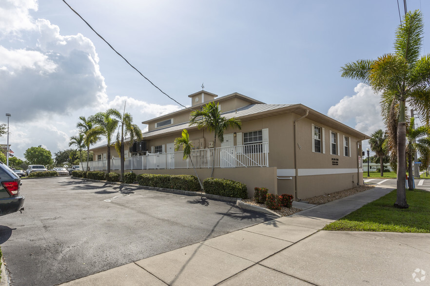 122 Nesbit St, Punta Gorda, FL for rent - Building Photo - Image 2 of 16