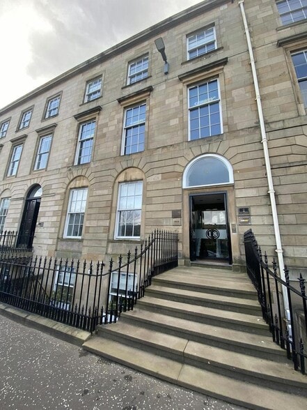 18 Blythswood Sq, Glasgow to rent - Building Photo - Image 2 of 3