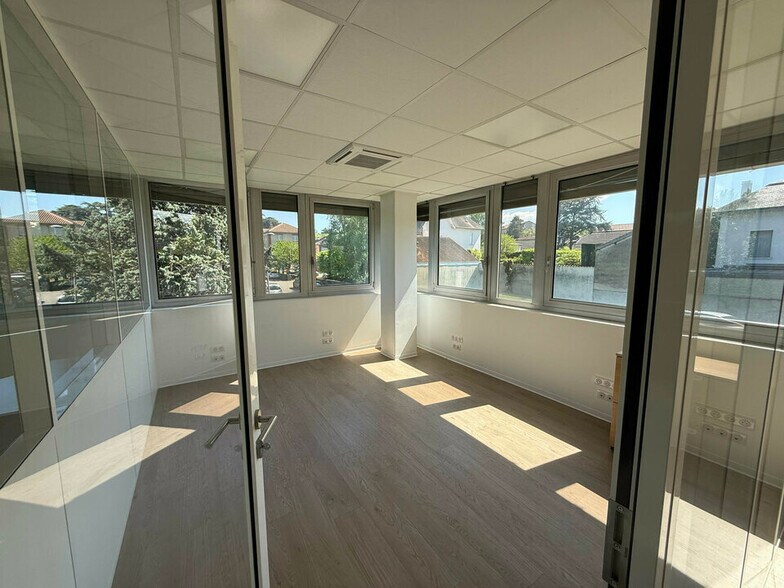 Avenue Général De Gaulle, Caluire-et-Cuire to rent - Interior Photo - Image 2 of 6