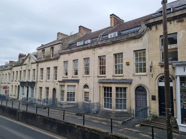 3-7 Rowcroft, Stroud for sale - Building Photo - Image 2 of 21