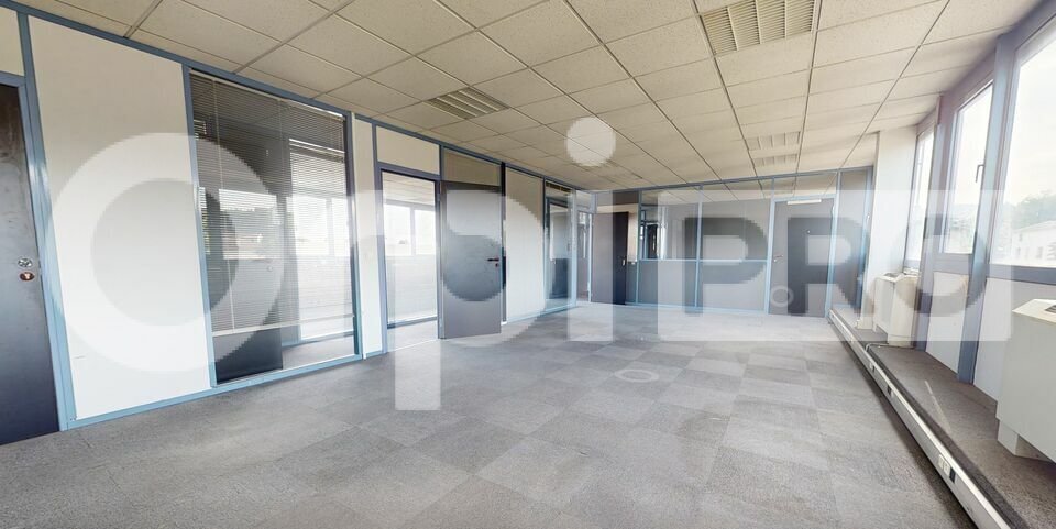 Industrial in Civrieux D Azergues to rent - Building Photo - Image 2 of 5