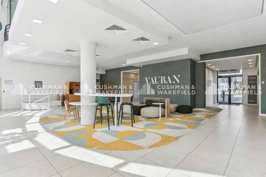 17 Rue Paul Dautier, Vélizy-Villacoublay to rent - Lobby - Image 3 of 11