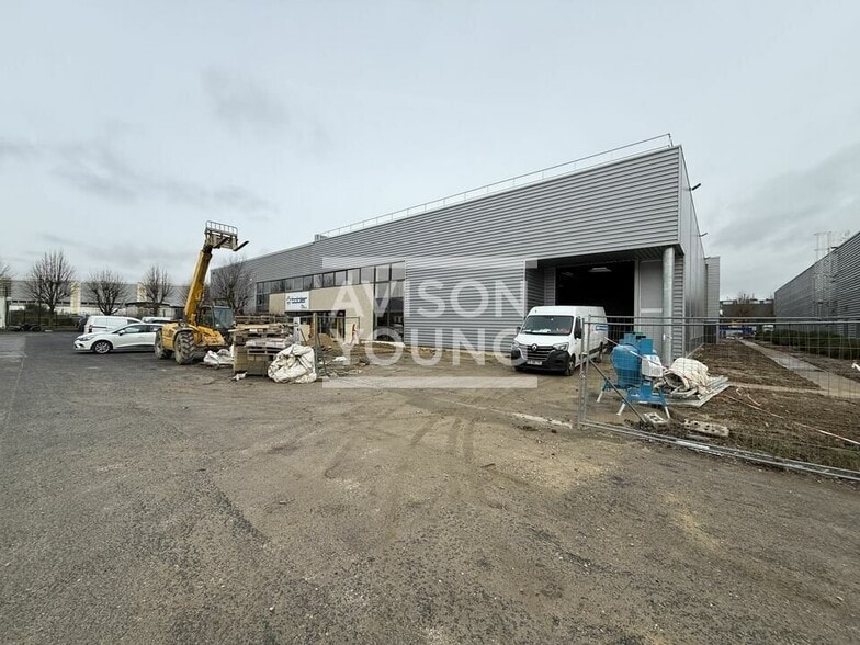Industrial in Le Mesnil-Amelot to rent - Building Photo - Image 2 of 2