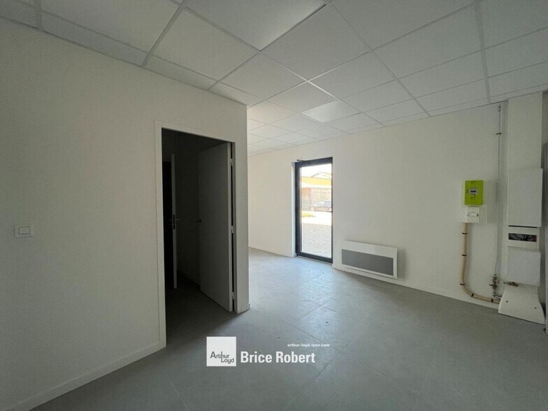 Rue Du Petit Bois, Mornant to rent - Interior Photo - Image 3 of 4
