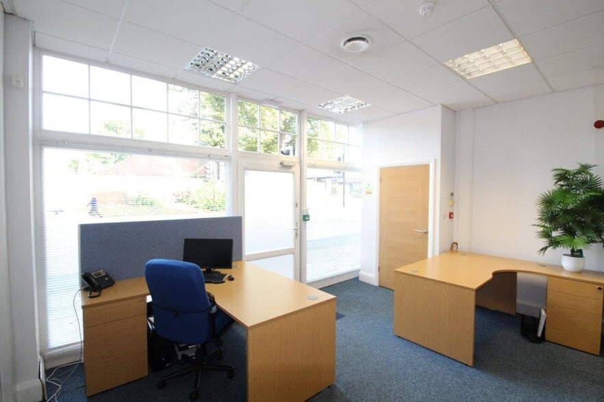 5-11 Hampton Court Rd, Kingston Upon Thames for sale - Building Photo - Image 2 of 5