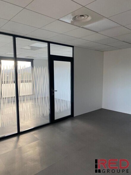 Office in Aubagne to rent - Interior Photo - Image 3 of 5
