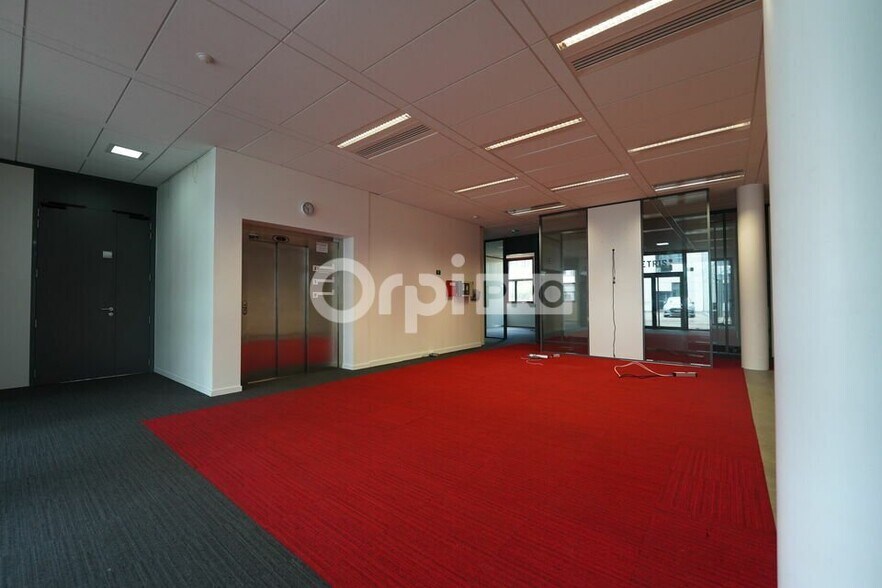 66 Chemin Du Moulin Carron, Dardilly to rent - Interior Photo - Image 2 of 12