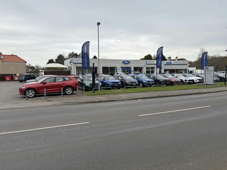 97 Portsmouth Rd, Cobham to rent - Building Photo - Image 1 of 4