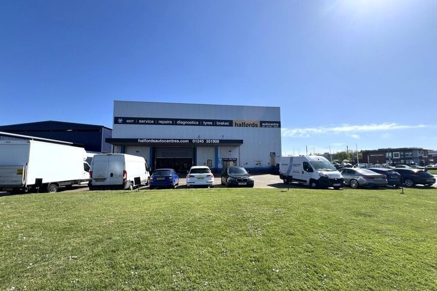 41 Robjohns Rd, Chelmsford to rent - Building Photo - Image 3 of 10