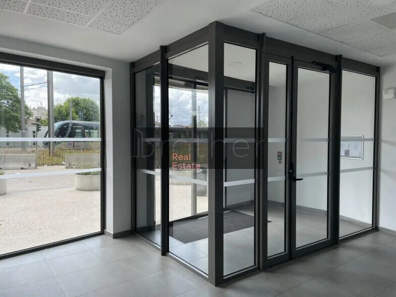 Office in Bordeaux to rent - Lobby - Image 3 of 9