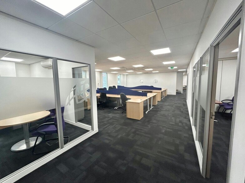 61 Chertsey Rd, Woking to rent - Building Photo - Image 3 of 7