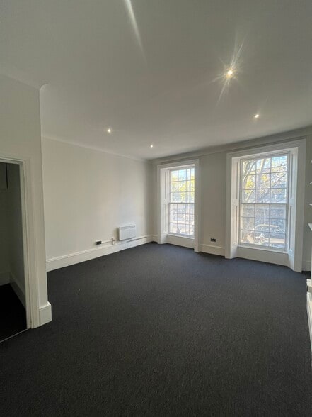 135 Notting Hill Gate, London to rent - Interior Photo - Image 2 of 6