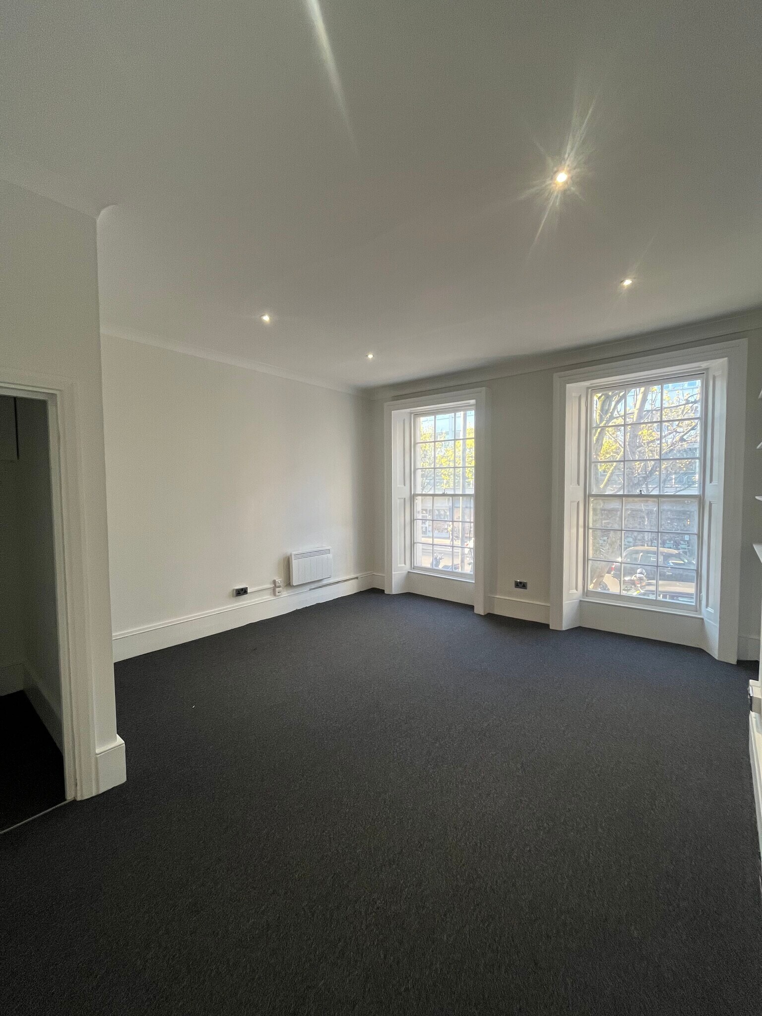 135 Notting Hill Gate, London to rent Interior Photo- Image 1 of 4