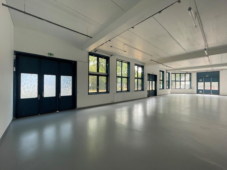 Light Industrial in Fresnes to rent - Interior Photo - Image 2 of 20
