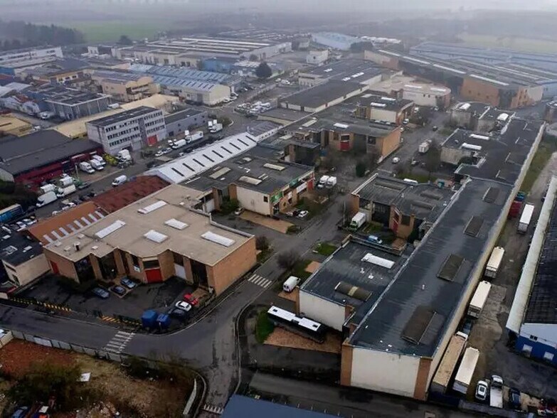 Industrial in Le Thillay to rent - Aerial - Image 1 of 2