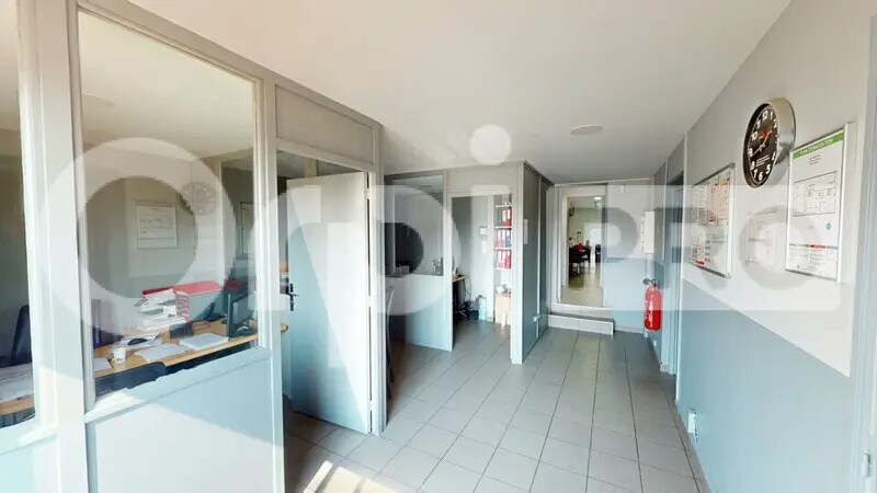 Light Industrial in Corbas to rent - Interior Photo - Image 2 of 5