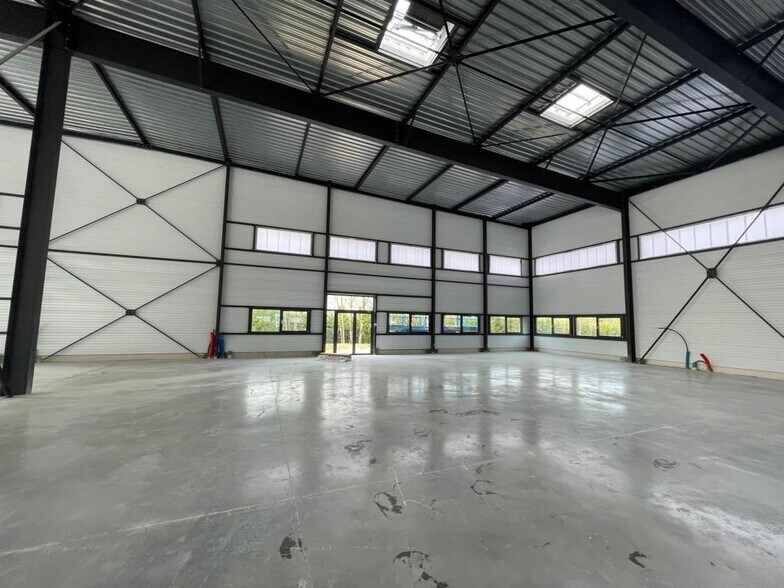 Industrial in Cergy to rent - Building Photo - Image 2 of 4