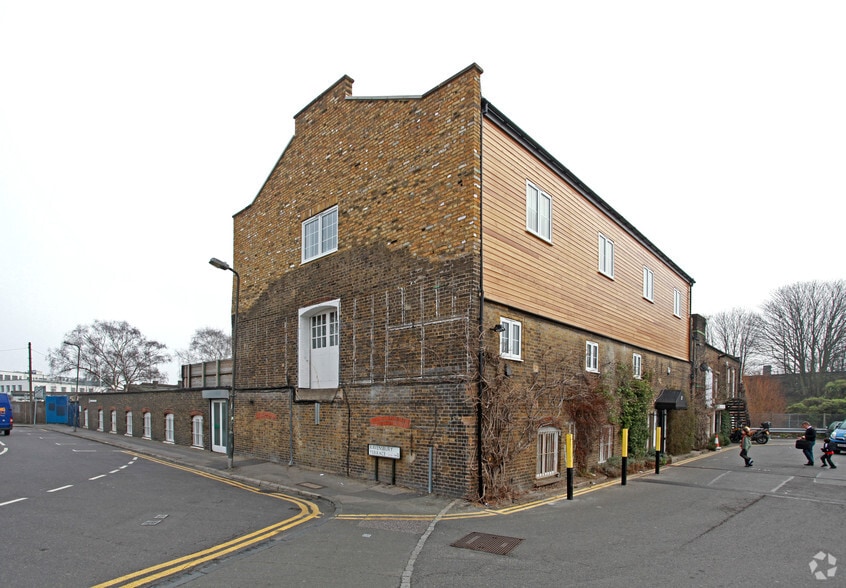 12 Ravensbury Ter, London to rent - Primary Photo - Image 1 of 2