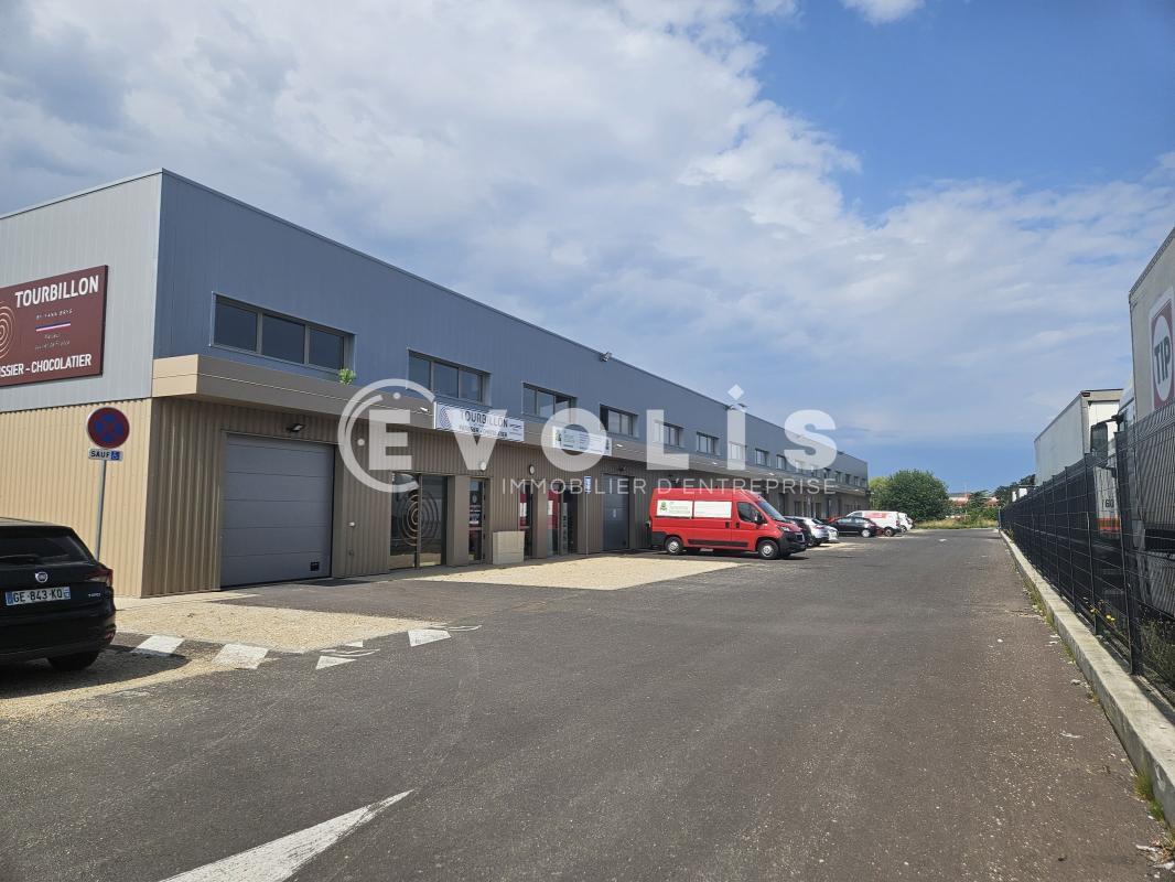 Light Industrial in Marolles En Hurepoix for sale Building Photo- Image 1 of 12