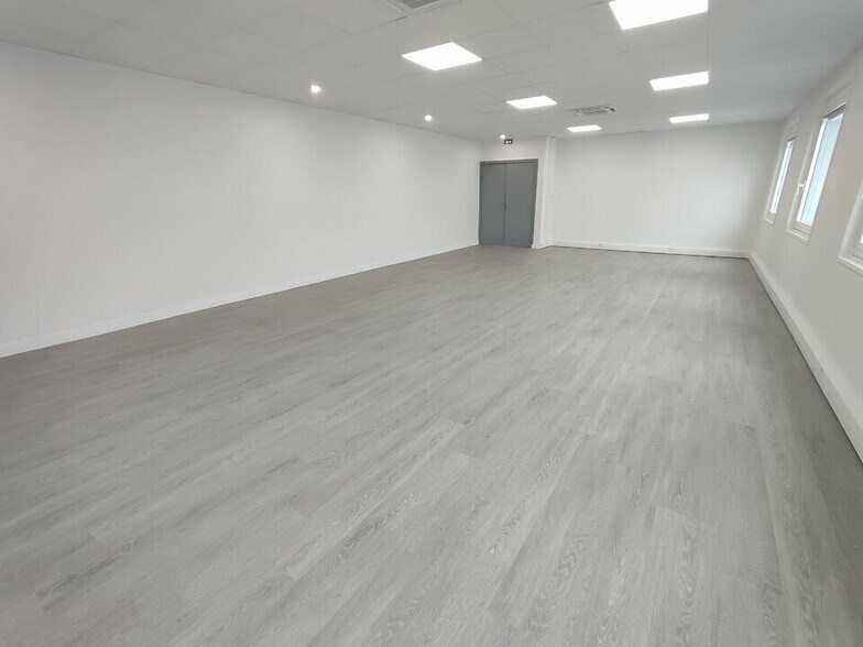 Office in Saint-Quentin-Fallavier for sale - Interior Photo - Image 3 of 7