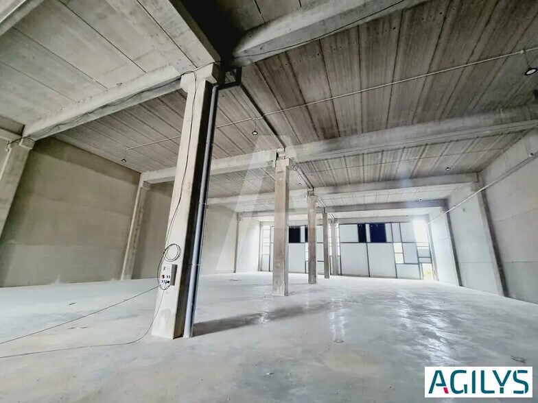 Light Industrial in Élancourt to rent - Building Photo - Image 1 of 11