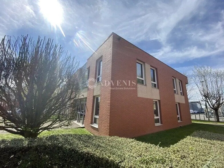 Light Industrial in Montigny-le-Bretonneux to rent - Building Photo - Image 2 of 9