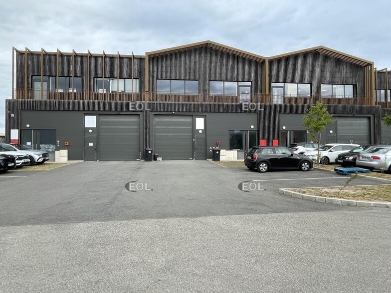 Light Industrial in Cormeilles-en-Parisis to rent - Building Photo - Image 1 of 6