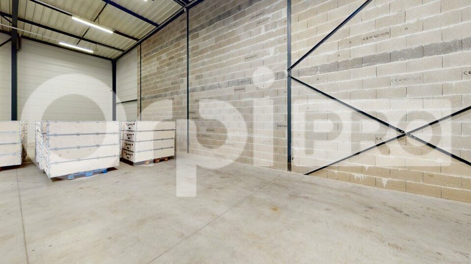 Light Industrial in Neuville-sur-Saône to rent - Building Photo - Image 1 of 8