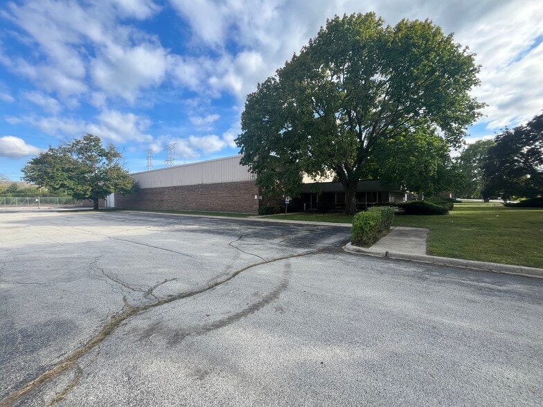 333 W Washington Blvd, Mundelein, IL for sale - Building Photo - Image 2 of 21