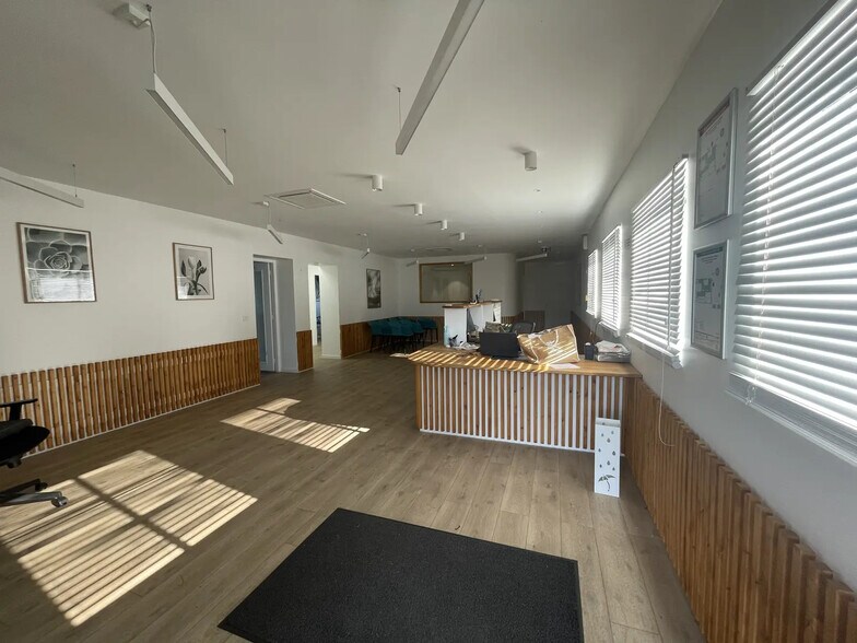 Light Industrial in Rousset to rent - Interior Photo - Image 1 of 3