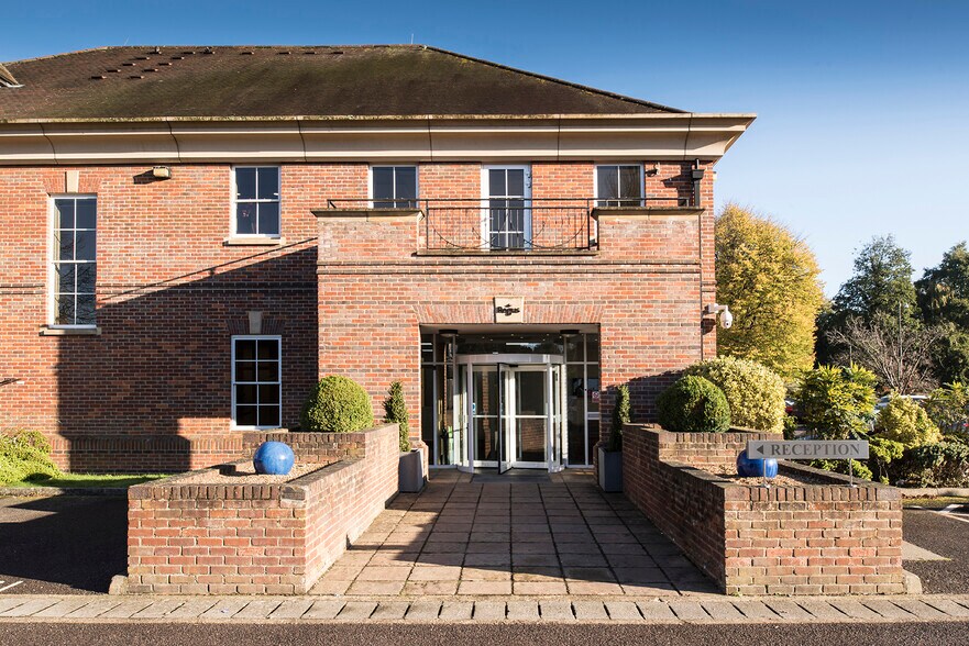 The Broadway, Amersham to rent - Building Photo - Image 2 of 2