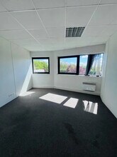 Light Industrial in Montigny-le-Bretonneux to rent Interior Photo- Image 2 of 8