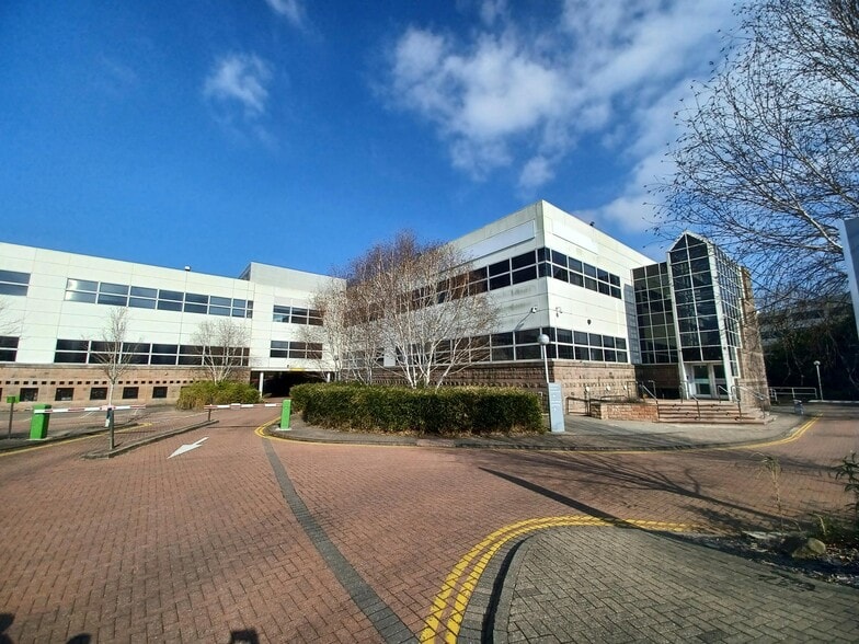 Oldbury, Bracknell to rent - Building Photo - Image 1 of 10