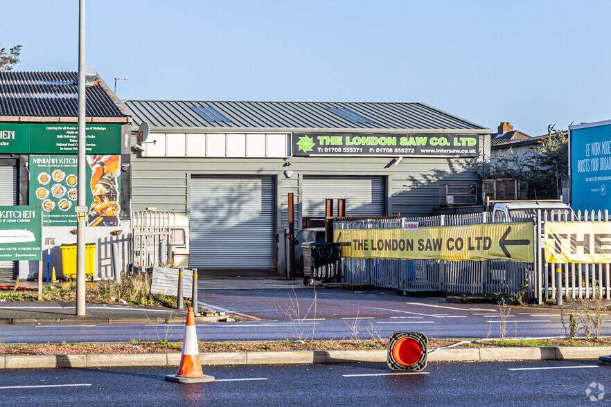 Fordview/New Road Industrial Estate. portfolio of 4 properties for sale on LoopNet.co.uk - Primary Photo - Image 2 of 4