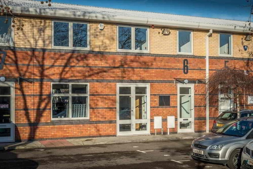 Chapel Mill Rd, Kingston Upon Thames to rent - Building Photo - Image 2 of 11