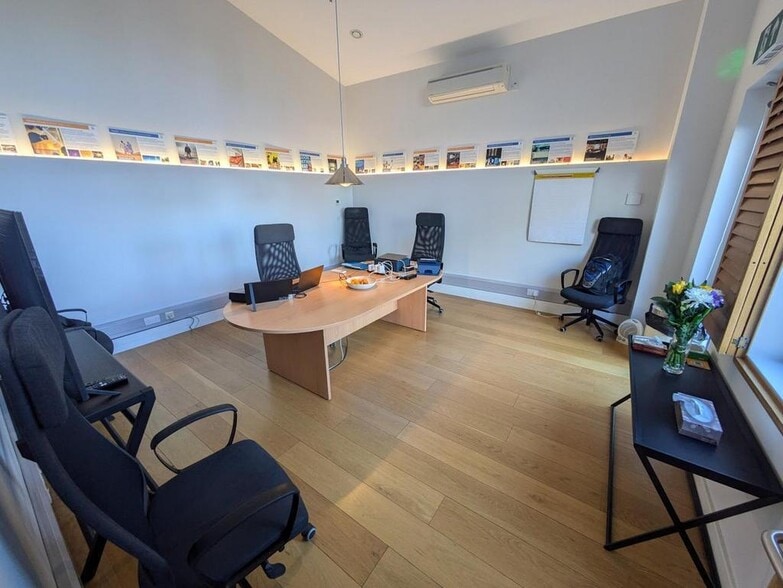 Douglas Dr, Godalming to rent - Building Photo - Image 3 of 9