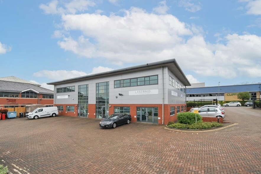 Manor Way, Borehamwood to rent - Building Photo - Image 3 of 10