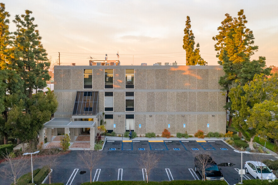 1950 E 17th St, Santa Ana, CA for rent - Primary Photo - Image 1 of 26