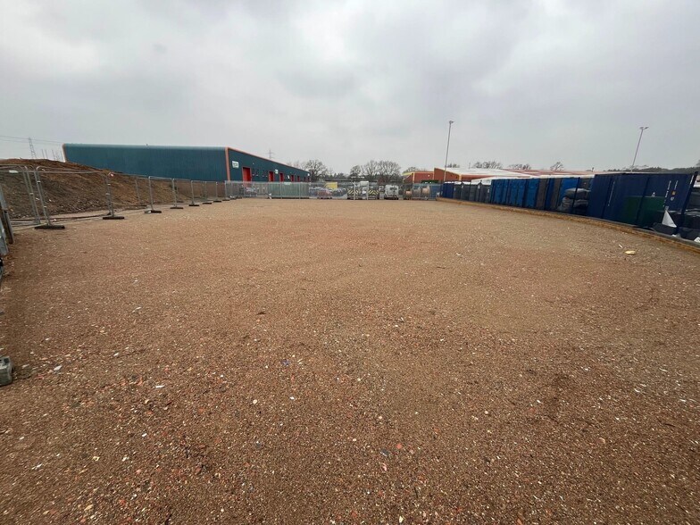 Castleman Close, Three Legged Cross to rent - Primary Photo - Image 1 of 3