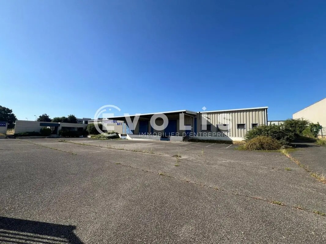 Light Industrial in Saint-Quentin-Fallavier for sale Building Photo- Image 1 of 16