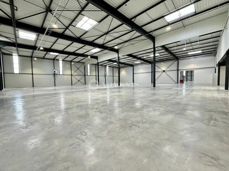 Industrial in Aulnay Sous Bois to rent - Building Photo - Image 3 of 10