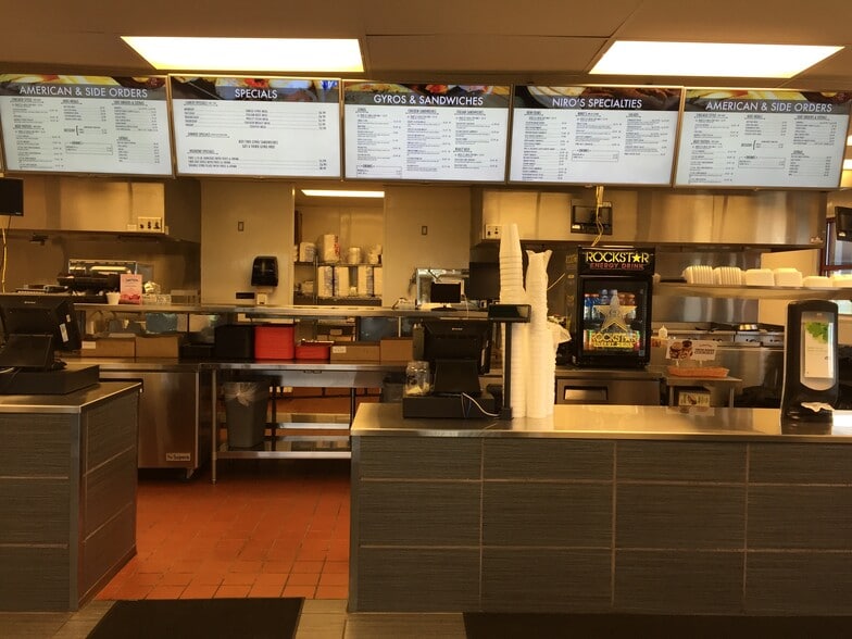 608 W Town Center Blvd, Champaign, IL for sale - Interior Photo - Image 2 of 39