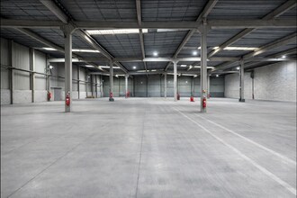 Industrial in Saint-Witz to rent Interior Photo- Image 1 of 6