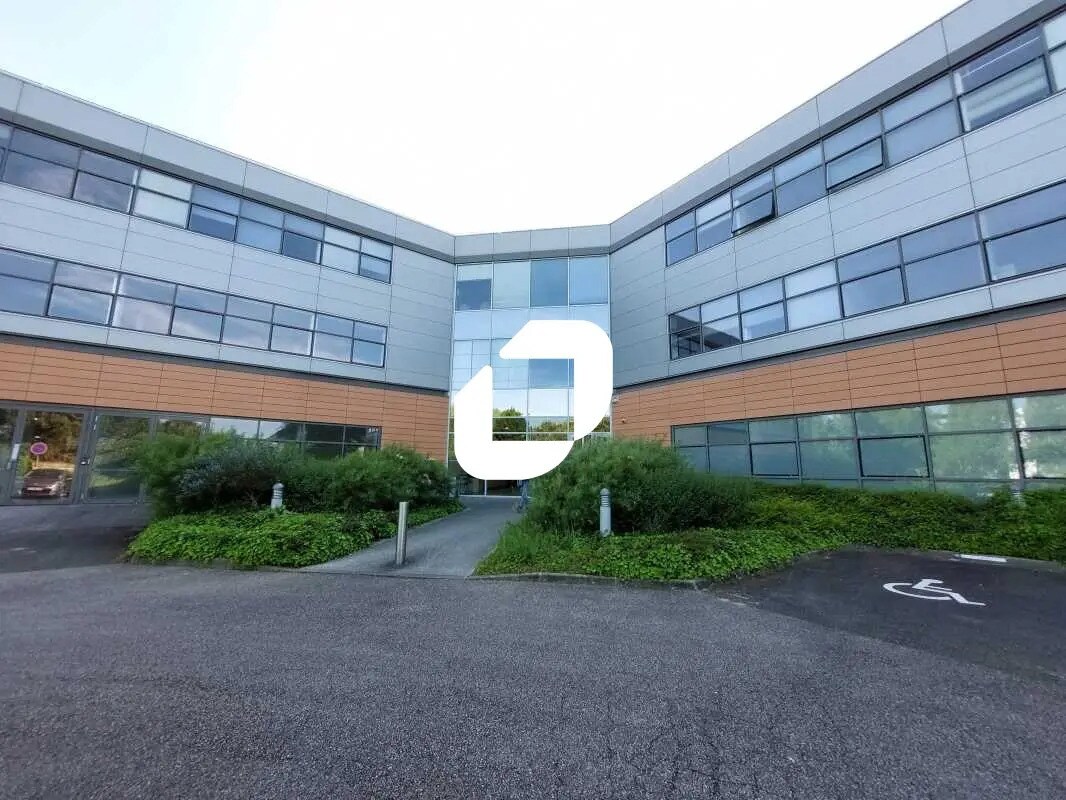 Light Industrial in Élancourt to rent Building Photo- Image 1 of 18