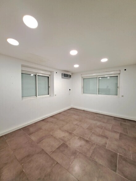 Light Industrial in Roquebrune-sur-Argens for sale - Interior Photo - Image 3 of 5