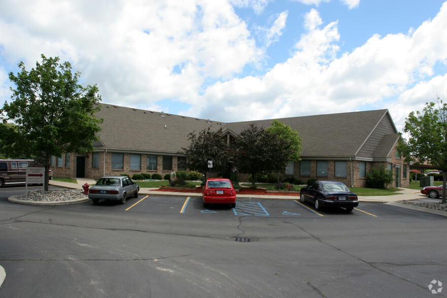 2035 W Lake Lansing Rd, East Lansing, MI for rent - Building Photo - Image 1 of 7