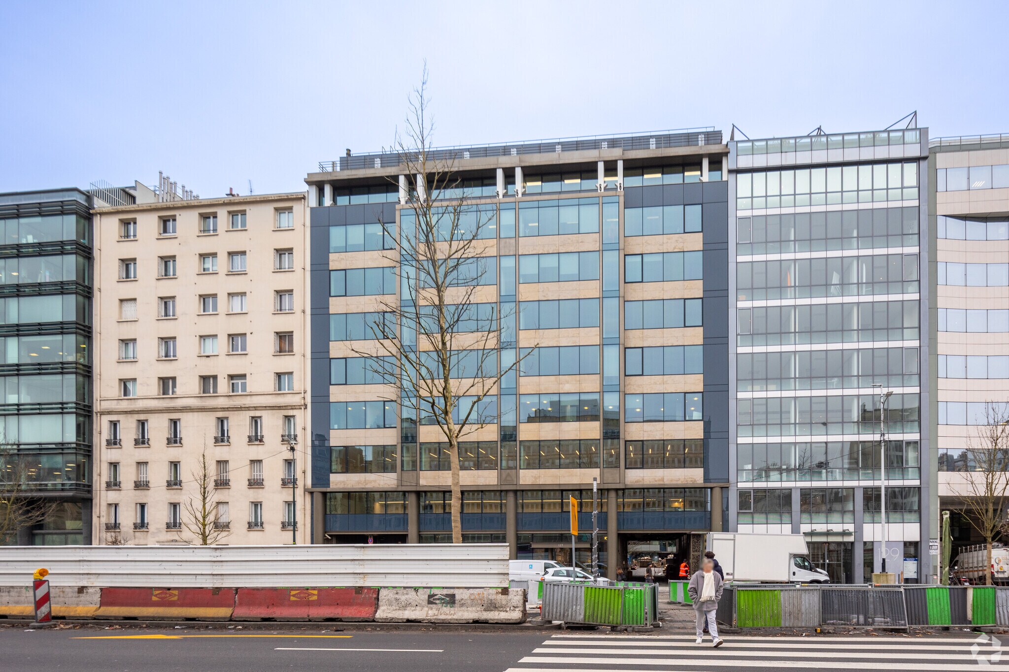 127 Avenue Charles De Gaulle, Neuilly-sur-Seine to rent Building Photo- Image 1 of 22