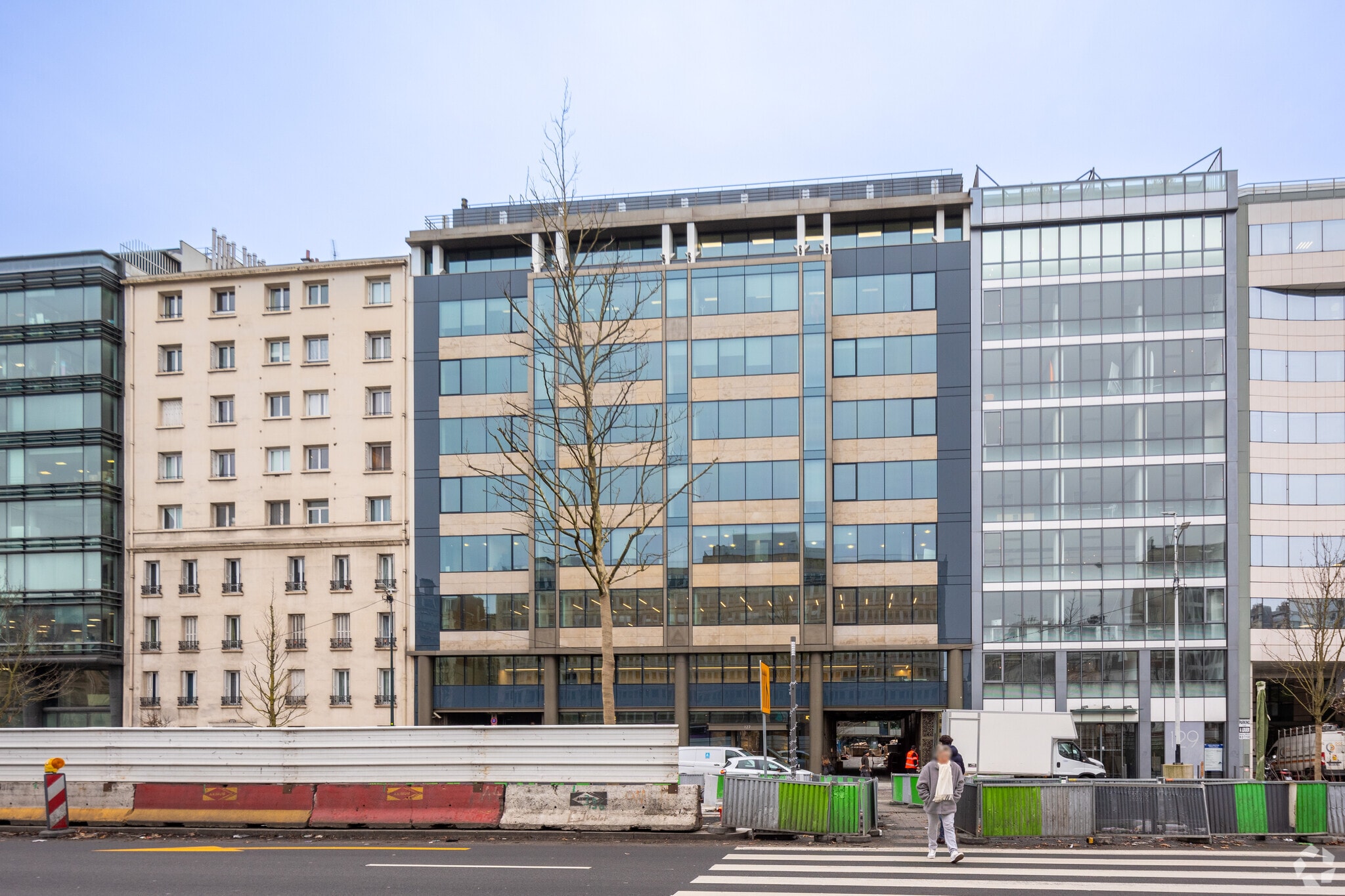 127 Avenue Charles De Gaulle, Neuilly-sur-Seine to rent Primary Photo- Image 1 of 3