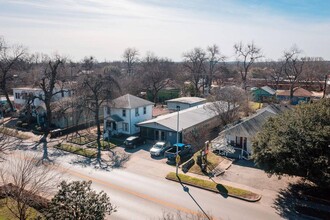 2113 E Cesar Chavez St, Austin, TX for rent Building Photo- Image 1 of 15